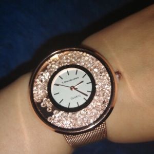 Beautiful watch color pink gold with crystal
